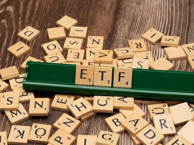 Bitcoin ETFs Suffer $900 Million in Outflows This Week