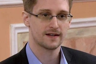 Edward Snowden Mocks Elizabeth Warren’s Anti-Bitcoin Stance, Likening It to China’s Bizarre Perspective